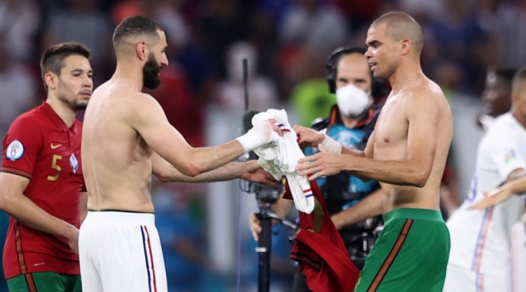 满满都是回忆，皇马官方晒法葡战“老朋友”们的合影