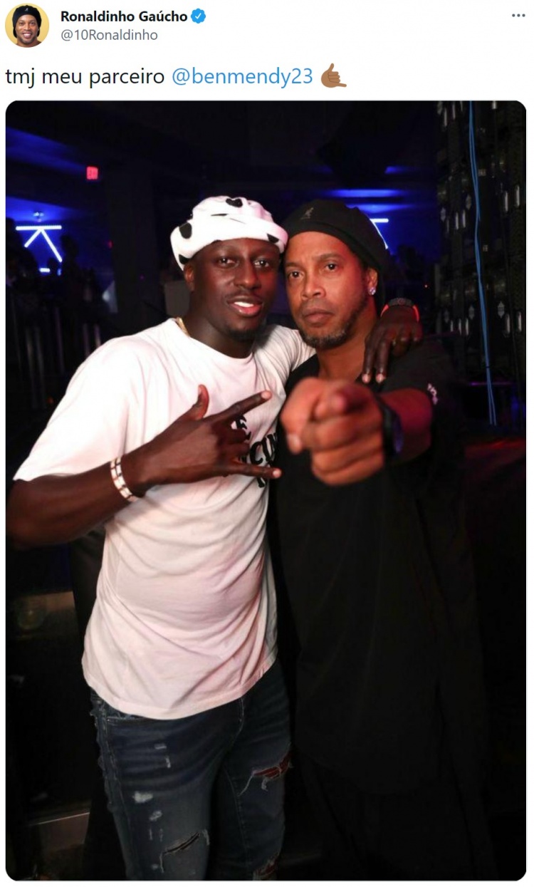 小罗晒与曼城左后卫门迪合照：和我的好伙伴在一起