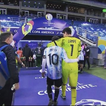 【蜗牛电竞】玻利维亚门将观看阿根廷比赛，将梅西球衣放在电视机前表示支持