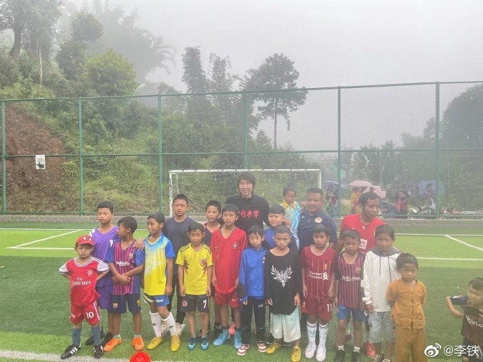 李铁赴西双版纳开展公益活动，与当地孩子们及村队踢比赛
