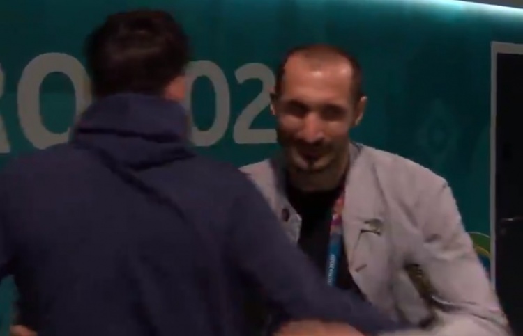 顶级中卫惺惺相惜!基耶利尼和马奎尔赛前在球员通道互致问候