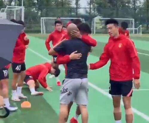 小保利尼奥与河北队友拥抱告别，天空突降大雨