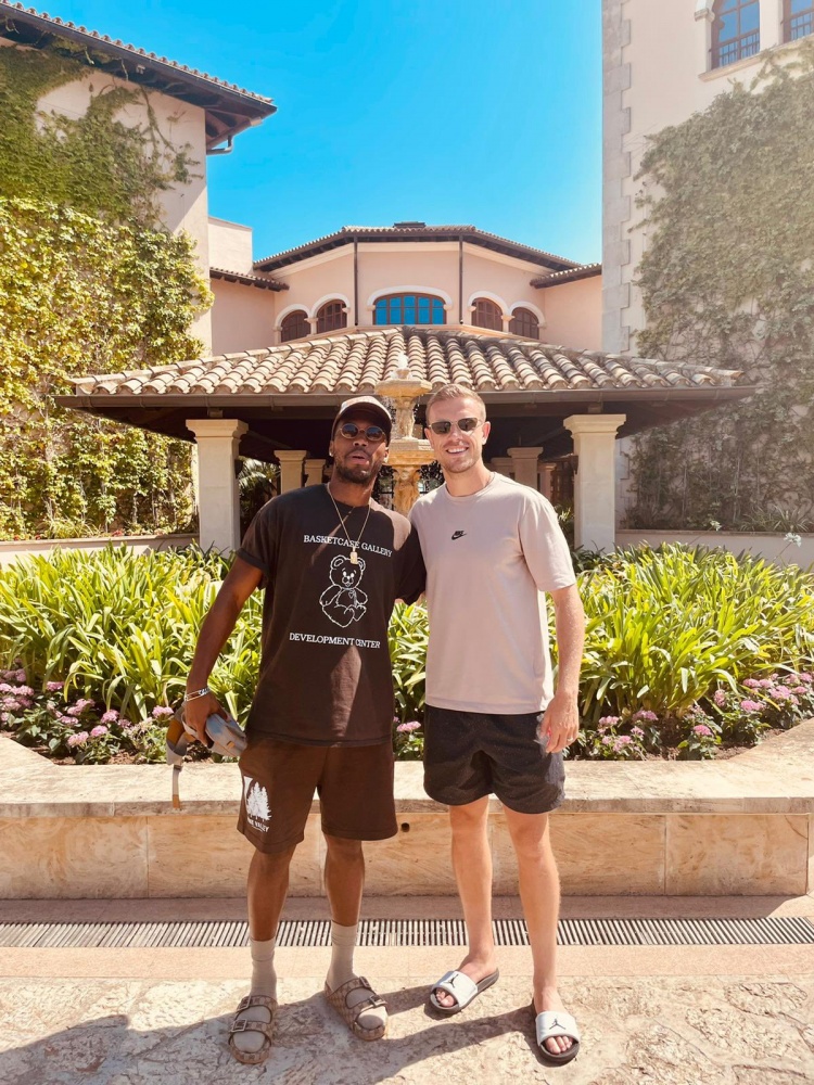 斯图里奇：很高兴与我的兄弟亨德森相聚，他是利物浦的领袖