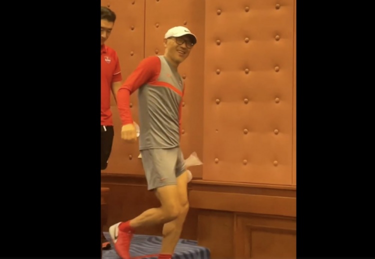 记者：重庆主帅张外龙参与对抗训练，受伤后绑冰袋参加新闻发布会