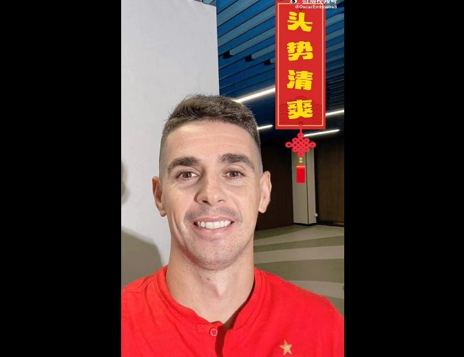 奥斯卡新发型迎接假期,自我调侃“头势清爽”