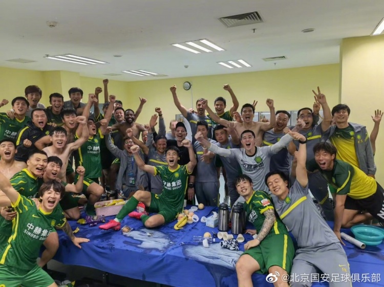 国安晋级争冠组,官博晒庆祝合影:胜利永远属于你!