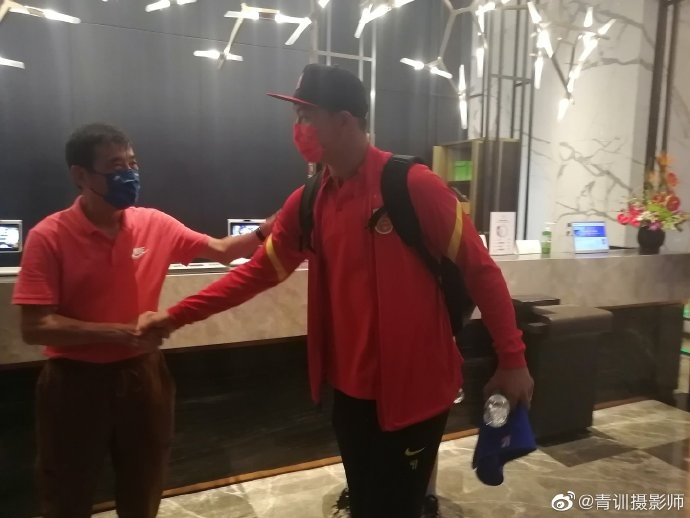 国足将士出征在即，足协主席陈戌源前往酒店送行