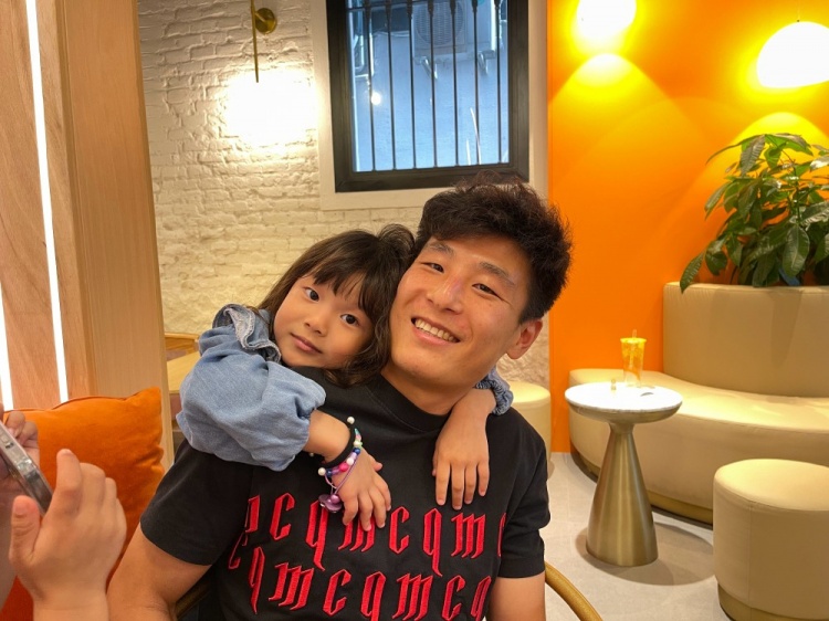 武磊微博晒与爱女温馨合照:穿上小棉袄