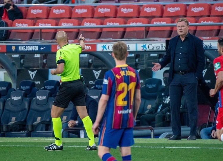 巴萨vs拜仁复盘:中盘崩溃不意外,科曼变阵难救场