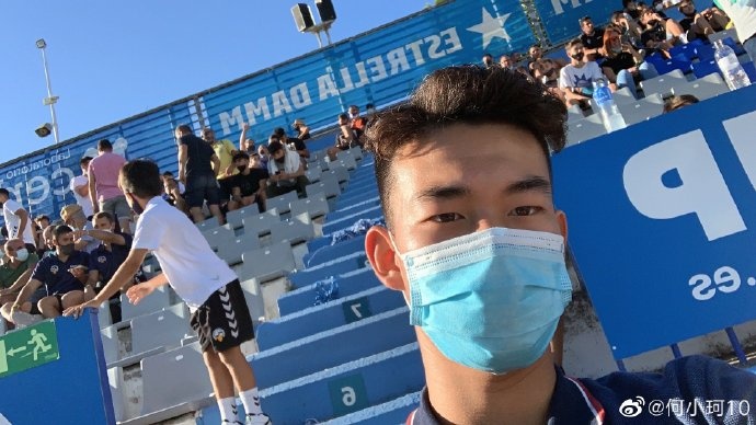 何小珂观战西乙B:希望早日站上欧洲赛场,享受足球带来的幸福