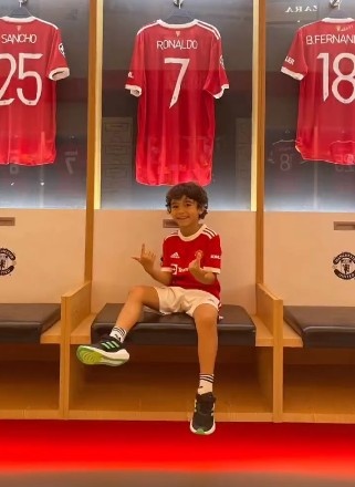 儿子合影C罗球衣,奥斯卡调侃:陪儿子去追星