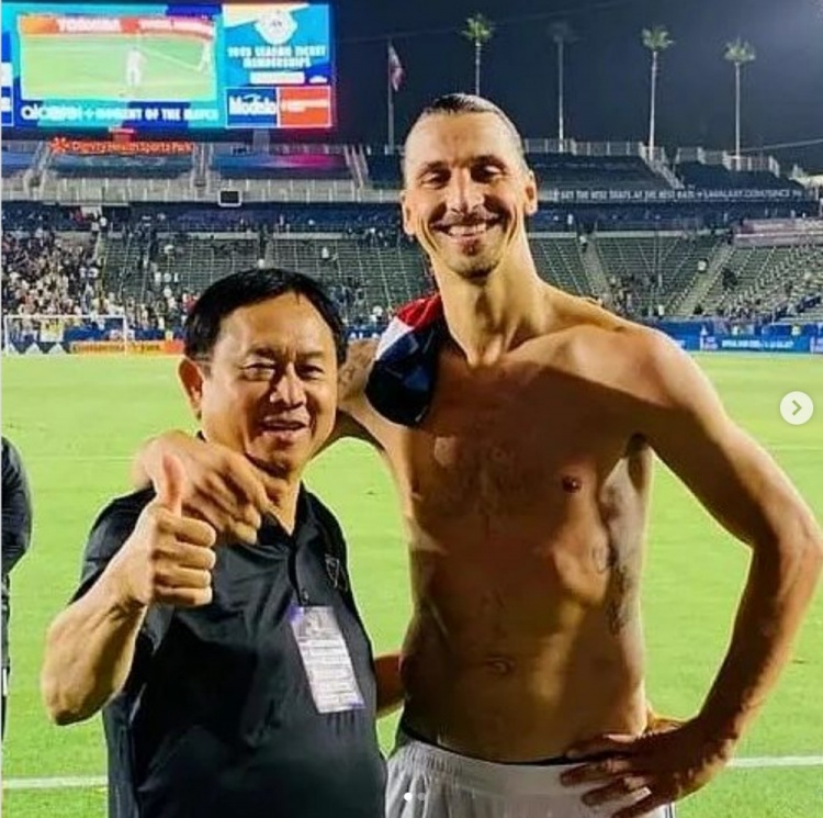 伊布晒照悼念曾为他做手术的华裔医生:我仍在巅峰要归功于他