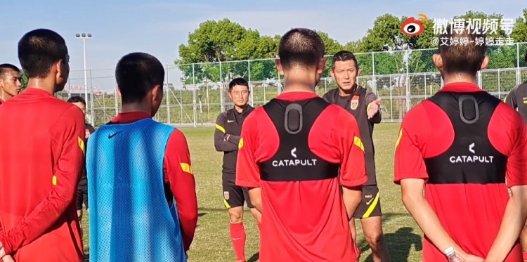 记者:杨晨同时指导国少AB两队,昔日儒雅男神变身沙哑派