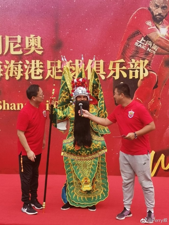 海港举办新援见面会,小保利尼奥中华传统戏剧造型亮相