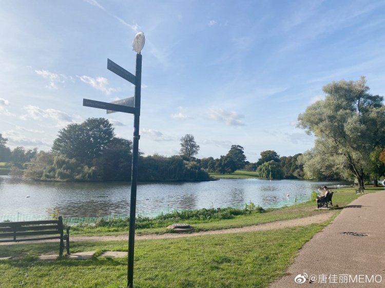 唐佳丽晒与队友湖边散步照：难得的晴天  湖边散散步