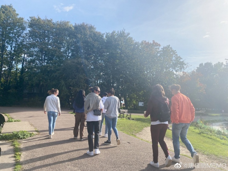 唐佳丽晒与队友湖边散步照：难得的晴天  湖边散散步