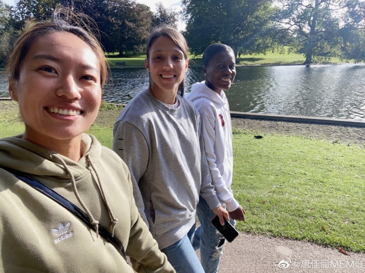 唐佳丽晒与队友湖边散步照：难得的晴天  湖边散散步