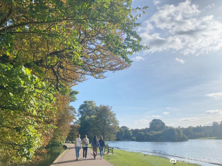 唐佳丽晒与队友湖边散步照：难得的晴天  湖边散散步