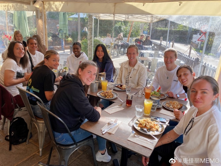 唐佳丽晒与队友湖边散步照：难得的晴天  湖边散散步