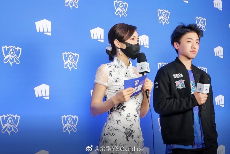 余霜更博抓到峡谷天天假装冷酷的证据了