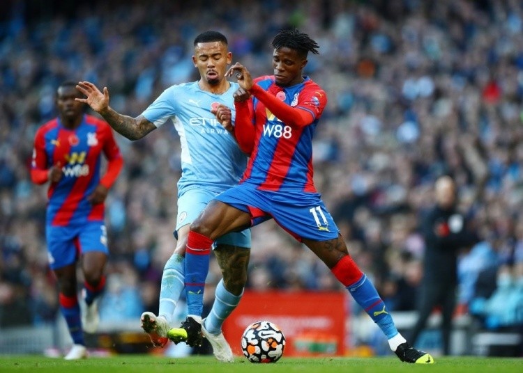 半场-扎哈闪击破门拉波尔特直红 水晶宫1-0曼城暂时领先