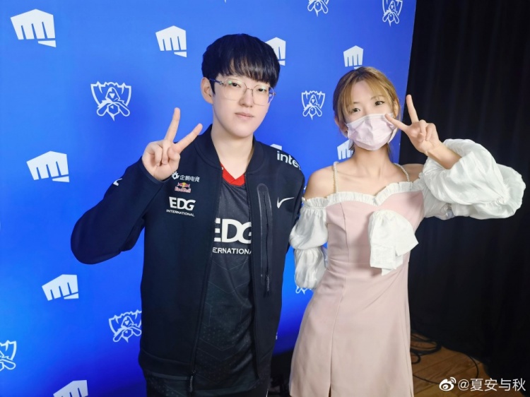 lpl主持夏安晒照还有很多不足之处可未来我也会继续好好成长