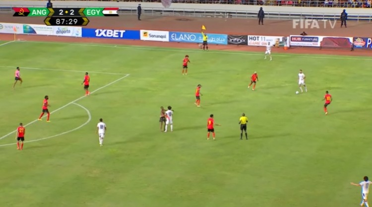 球迷冲进场内找萨拉赫合影，埃及队比赛三次出现中断