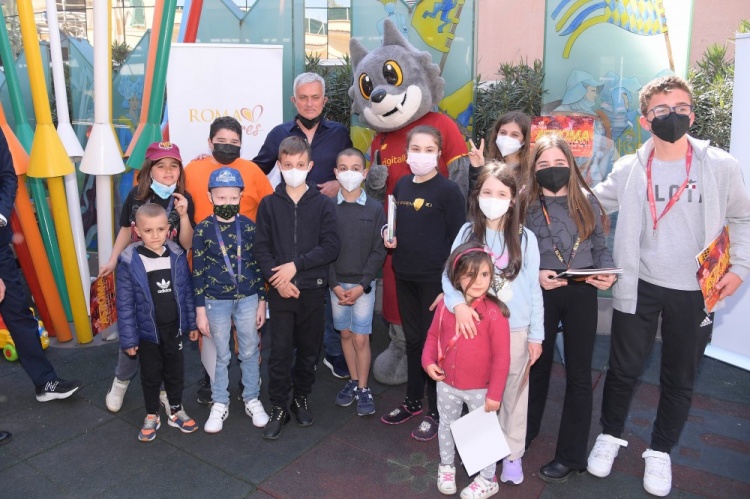 暖心!穆里尼奥造访罗马当地儿童医院,为孩子们加油打气