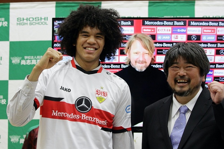 从不懂日语到留洋斯图加特,日美混血“怪物后卫”是怎样炼成的?