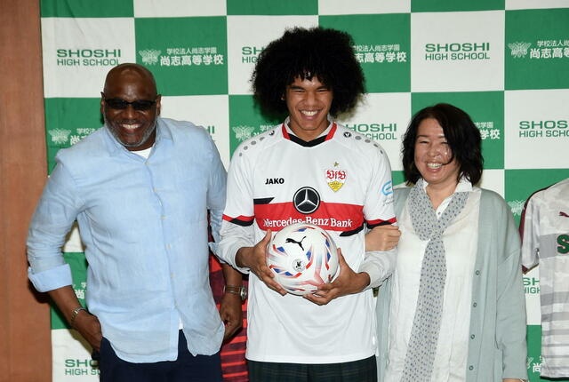 从不懂日语到留洋斯图加特,日美混血“怪物后卫”是怎样炼成的?