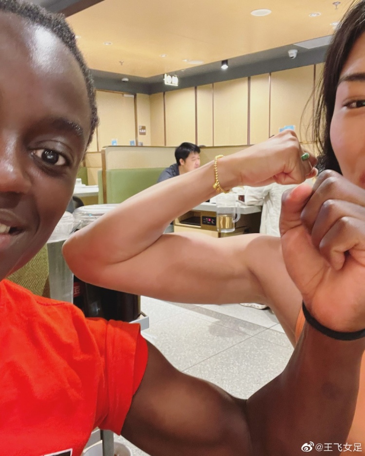 女足门将王飞晒肌肉照：还是得练