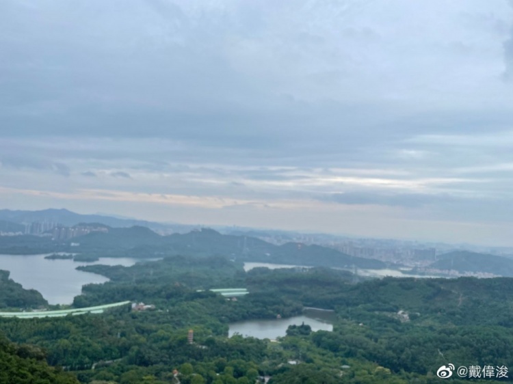 戴伟浚晒五一游玩照，心情不错送祝福：五一快乐