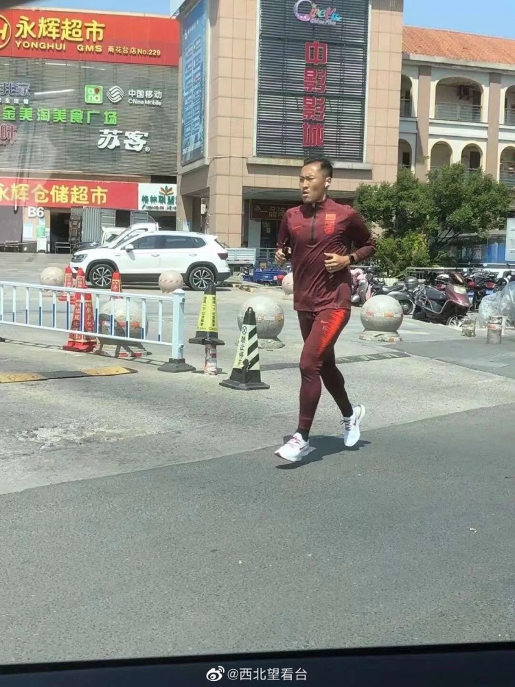自律!吴曦结束隔离后在南京街头跑步保持体能