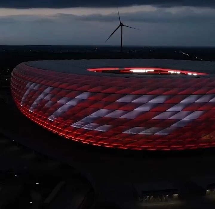 拜仁主场安联球场打出TM25灯光，庆祝穆勒与球队续约