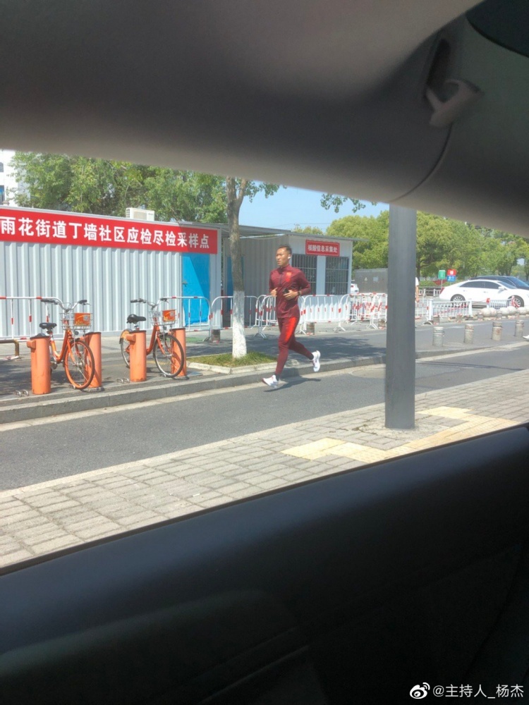 博主拍多张吴曦街头跑步照:一个人一条路,对热爱的事全力以赴