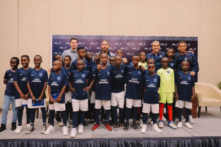 拉莫斯、纳瓦斯等巴黎四将在卢旺达参加自然活动，探寻大猩猩家园