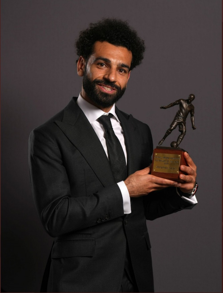 荣膺FWA年度最佳球员，萨拉赫晒手捧奖杯照片致谢投票者