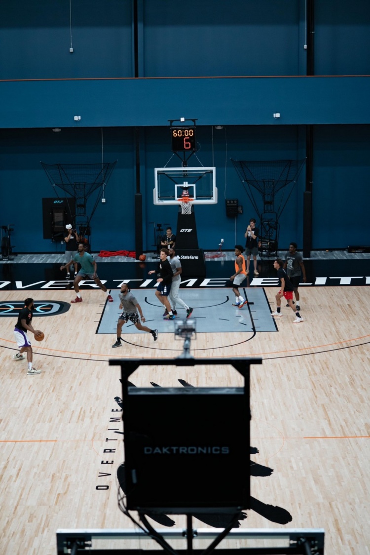 特雷-杨推特晒其打野球图片：休赛期的篮球