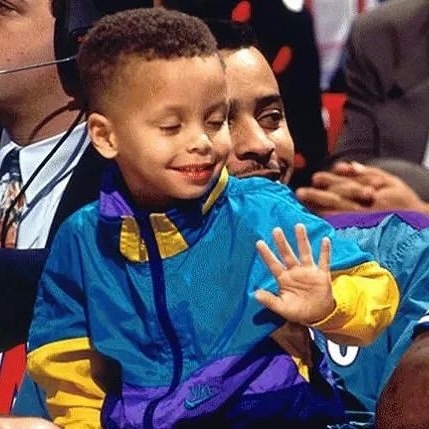 库里晒抱卡农看球&老库里抱童年的自己照片：卡农4岁生日快乐