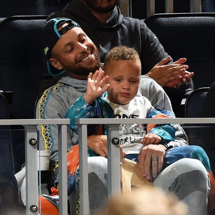 库里晒抱卡农看球&老库里抱童年的自己照片：卡农4岁生日快乐