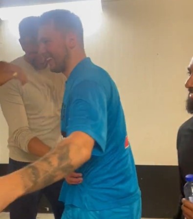 瘦了？卢卡见司机后飞奔抱住大腿 司机则在其肚子上偷偷捏了一把