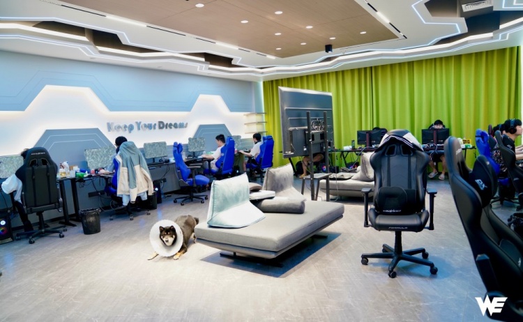 WE官方晒照：正式训练室装修完成 马哥欣然接受