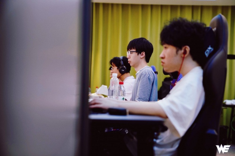 WE官方晒照：正式训练室装修完成 马哥欣然接受