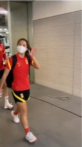 加油！中国女足已抵达丰田体育场 唐佳丽冲镜头自信微笑