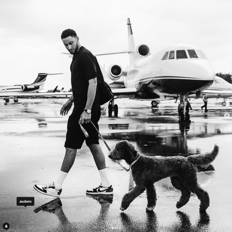 西蒙斯INS晒与爱犬一起乘私人飞机出行 还给狗狗戴了墨镜