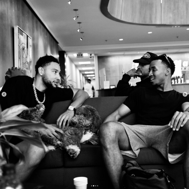 西蒙斯INS晒与爱犬一起乘私人飞机出行 还给狗狗戴了墨镜