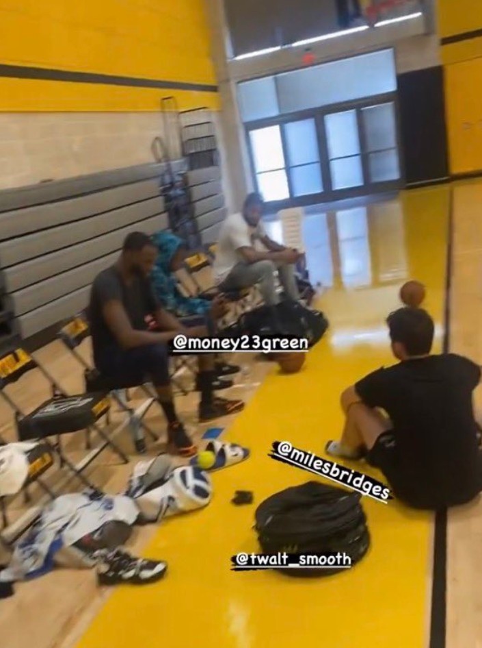 追梦疑似与密歇根州大校友迈尔斯-布里奇斯一起训练