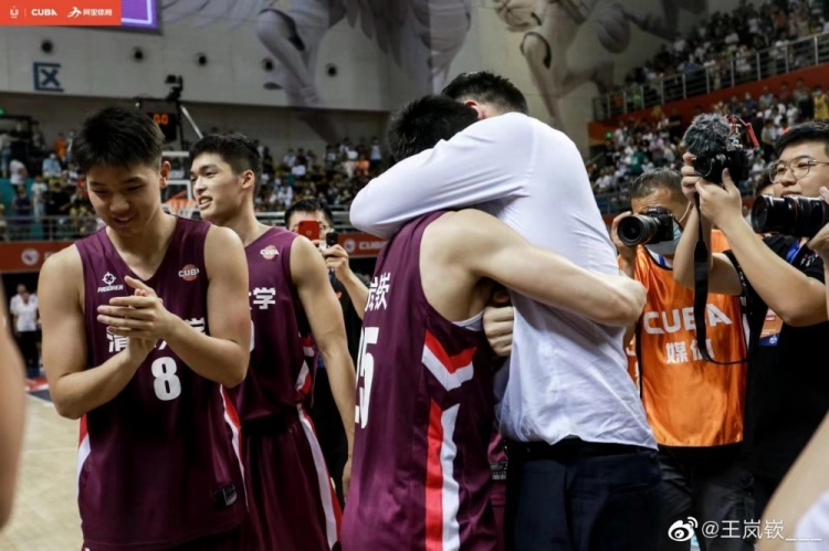 直播首页>nba篮球资讯>王岚嵚更博告别cuba:三连冠是