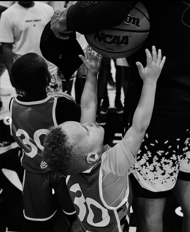 从小抓起?！库里晒儿子卡农在训练营的投篮照片 一脸慈父笑！