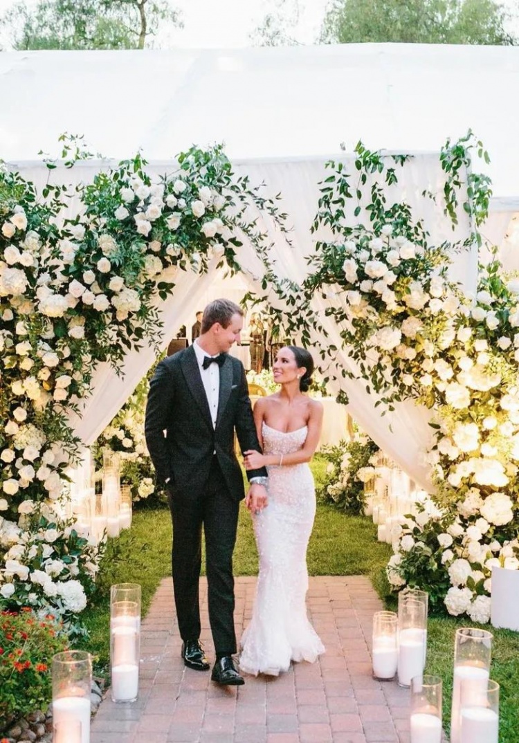 郎才女貌！肯纳德更新INS晒结婚照：肯纳德夫妇